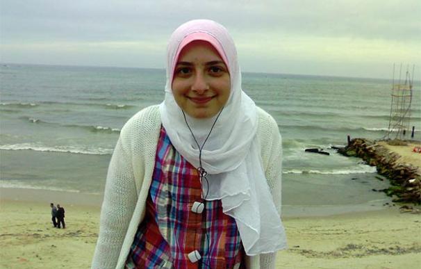 La bloguera Lina Al-Sharif, en una playa de Gaza (Imagen cedida por L. Al-Sharif)