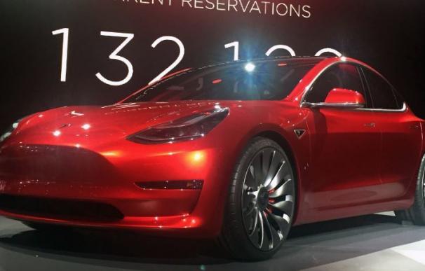 Musk entrega las primeras 30 unidades del Model 3 a un precio de 37.400 euros