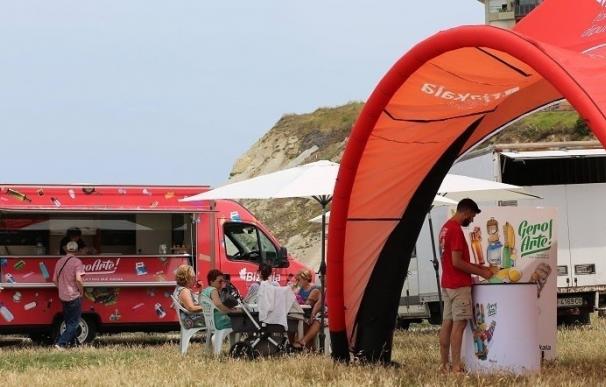 La carpa de la campaña 'Gero Arte' que promueve el reciclaje ha pasado ya por 20 playas de Bizkaia