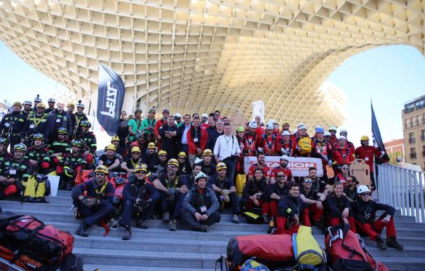 Una competición de maniobras de rescate en altura culmina una semana dedicada a los Bomberos de Sevilla