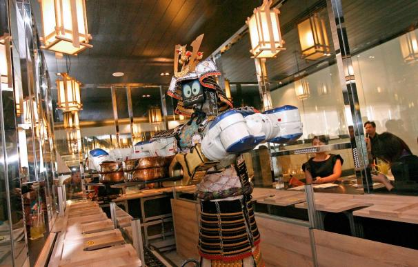 El primer "camarero-robot" del mundo sirve sushi en Bangkok