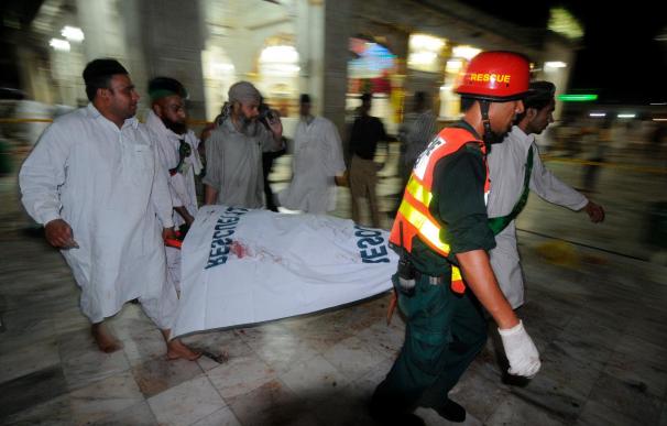 Al menos 35 muertos en un triple atentado suicida en un templo sufí de Pakistán