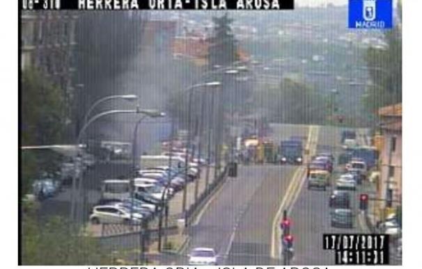 Cortada la avenida Cardenal Herrera Oria por el incendio de un autobús sin pasajeros de la EMT