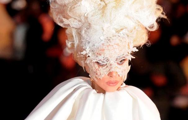 Lady Gaga dice que siempre se sintió como "una anomalía un poco monstruosa"