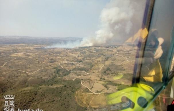 Un incendio de nivel 2 en Aldeadávila (Salamanca) obliga a desalojar un camping con peligro para unas naves