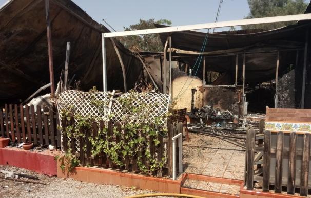 Un incendio en un camping de El Puig (Valencia), ya controlado, afecta a cuatro casetas