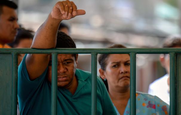 Venezuelan citizens remain stranded on the Colombi