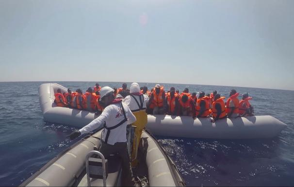Barco de inmigrantes rescatado en el Mediterráneo (Foto de archivo)