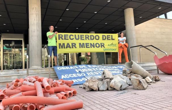 Greenpeace y ANSE llevan como protesta escombros de las obras de Puerto Mayor a las puertas de la Consejería de Fomento