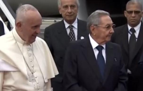 Raúl Castro recibe al Papa Francisco a su llegada a La Habana