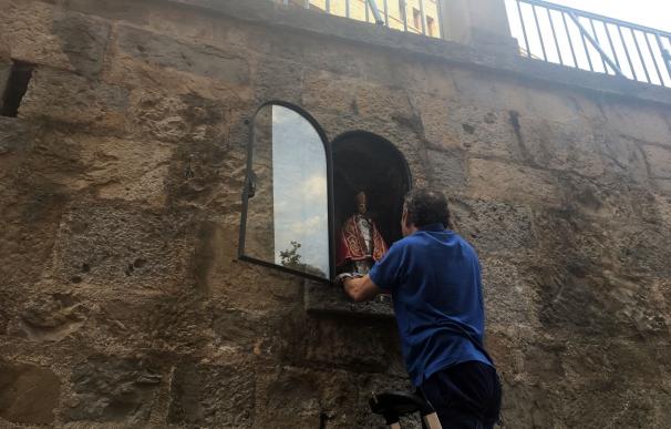 La imagen de San Fermín retorna a la hornacina de la cuesta de Santo Domingo tras las fiestas