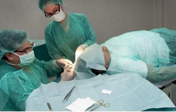 La lista de espera quirúrgica se sitúa en 8.706 personas y la demora media en 77,11 días, la más baja desde 2003