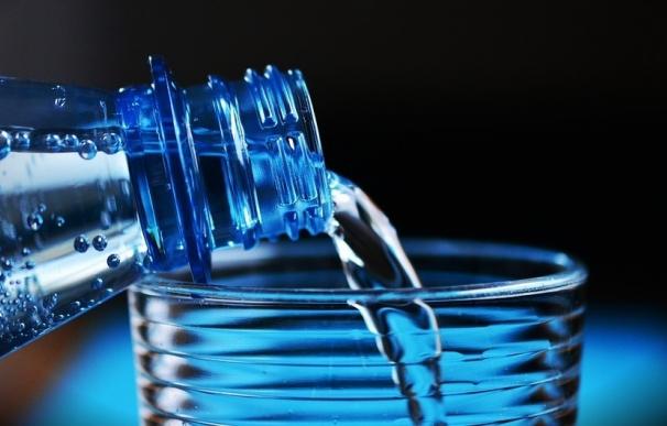 Aumentar la hidratación ante el calor evita el riesgo de padecer cálculos en el riñón durante el verano