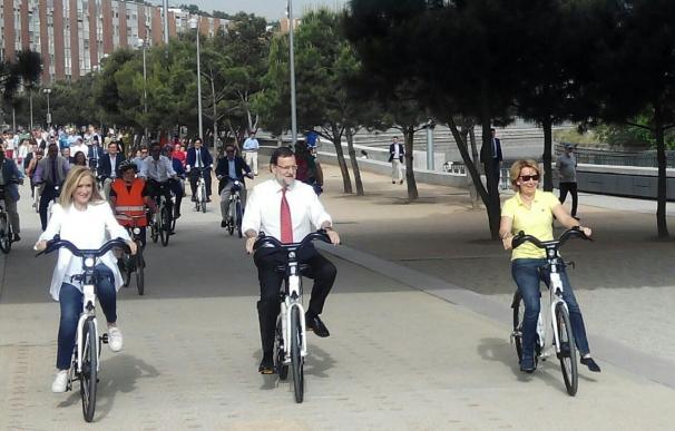 Rajoy hace campaña con Cifuentes y Aguirre montando en bici por el Manzanares