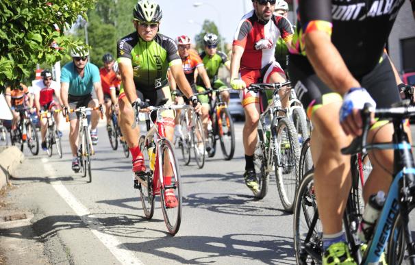 Un centenar de personas viajan en bici de Teruel a Cella para despedir al ciclista atropellado en la N-420