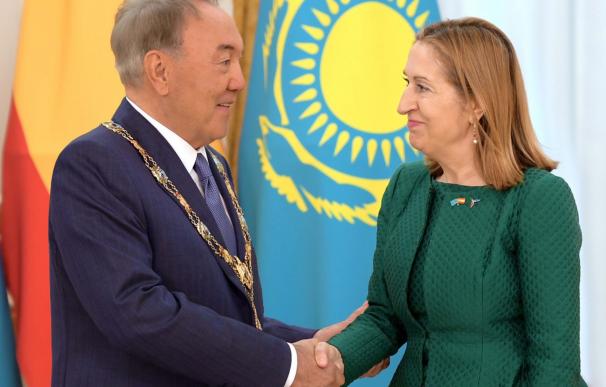 Ana Pastor impone el collar de la Orden de Isabel la Católica al presidente de Kazajstán