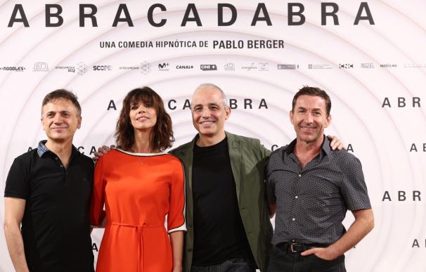 Pablo Berger presenta la "comedia hipnótica" 'Abracadabra', una "realidad deformada de España"