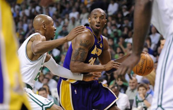 96-89. Los reservas Davis y Robinson salvaron a los Celtics ante los Lakers