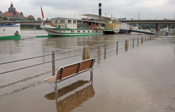 Las inundaciones remiten en Alemania y la riada baja suavemente por el Neisse