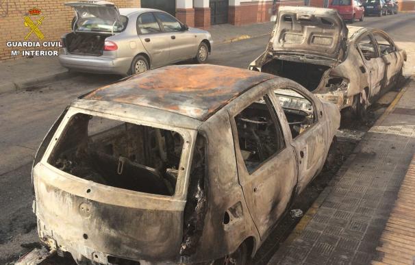Detenidos tres jóvenes por incendiar dos coches en Gibraleón alcanzando a otro vehículo y a viviendas
