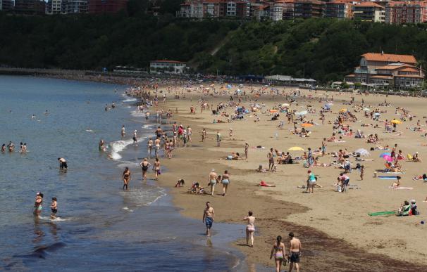 'Hondartza Denontzat' atenderá este verano en las playas de Bizkaia a 5.000 personas con alguna discapacidad