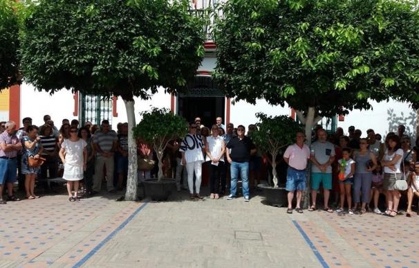 Concentración en La Algaba por las víctimas del incendio de Vejer y el entierro será este martes en Sevilla