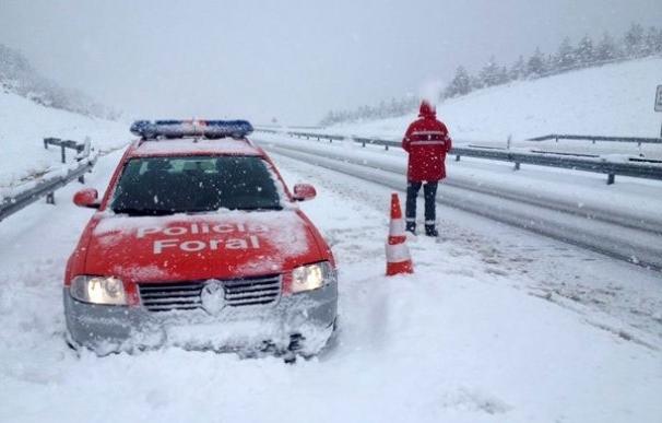 La zona noreste de Navarra es la más afectada por la nieve, que no ha provocado problemas graves en las carreteras