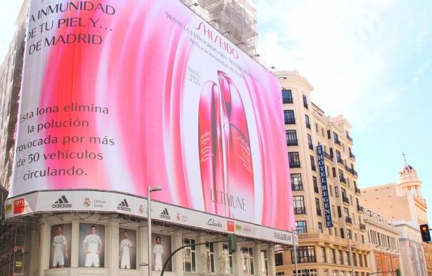 Shiseido instala en Madrid una lona publicitaria que elimina la contaminación