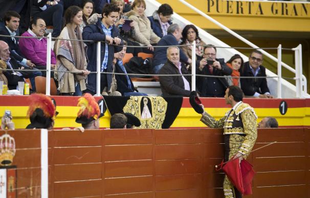 Jaime de Marichalar y sus hijos disfrutan de la fiesta nacional en la plaza de toros de Illescas