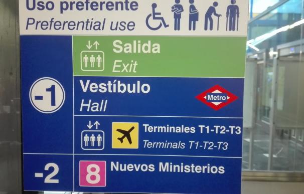 Metro arranca en la línea 8 el cambio de su señalización para hacerla bilingüe