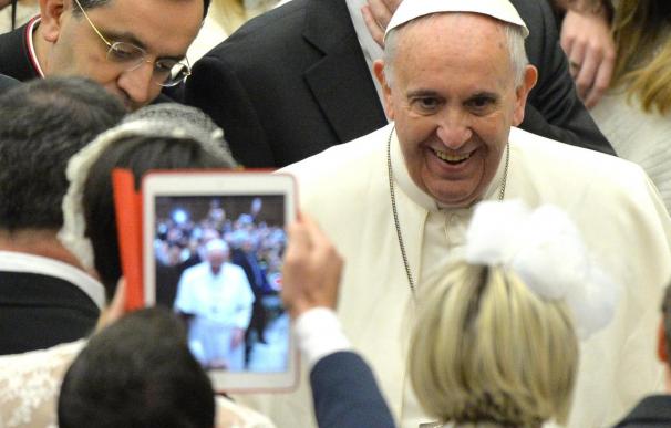 El papa Francisco saluda a los fieles durante su audiencia general en el aula Pablo VI en el Vaticano.