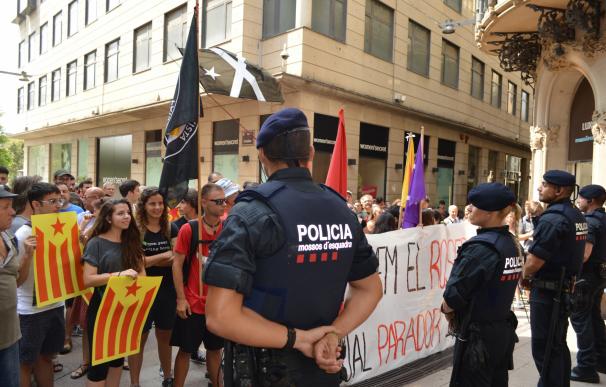 Unos 150 independentistas esperan a Rajoy en Lleida coreando "el 1 de octubre votaremos"