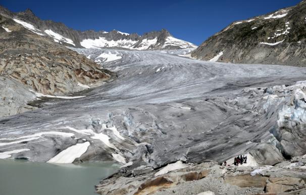 Cubren con mantas un glaciar en Suiza en un intento de frenar su deshielo