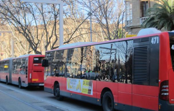 Los trabajadores del autobús mantienen el encierro hasta que les reciba el alcalde