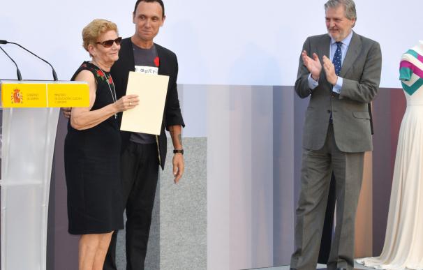 La madre de David Delfín recoge el premio nacional de moda para su hijo