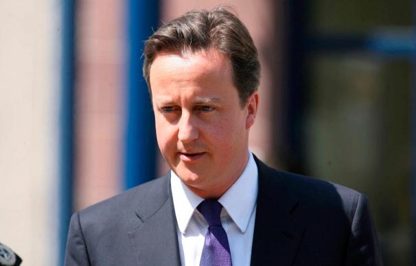 Cameron anticipa recortes "dolorosos" en el gasto público para atajar la deuda