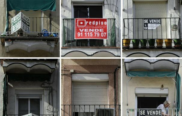 Combo de carteles de venta de viviendas en España