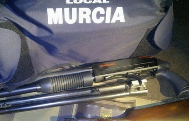 Dos detenidos por amenazar a la esposa y a unos familiares con un cuchillo en Murcia