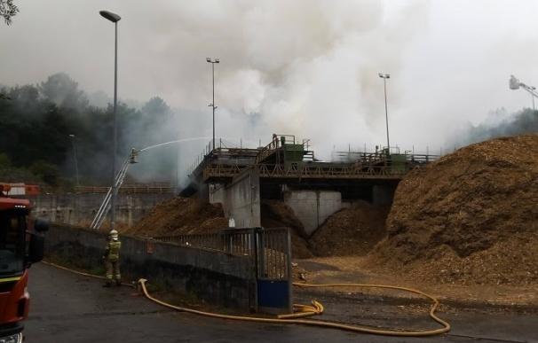 Bomberos de la Diputación Foral de Bizkaia continúan trabajando en la extinción de un incendio en Arrigorriaga