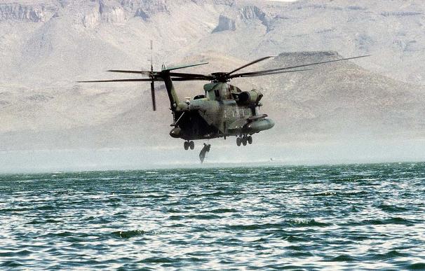 Un miembro de los SEAL sube a un helicóptero durante un entrenamiento