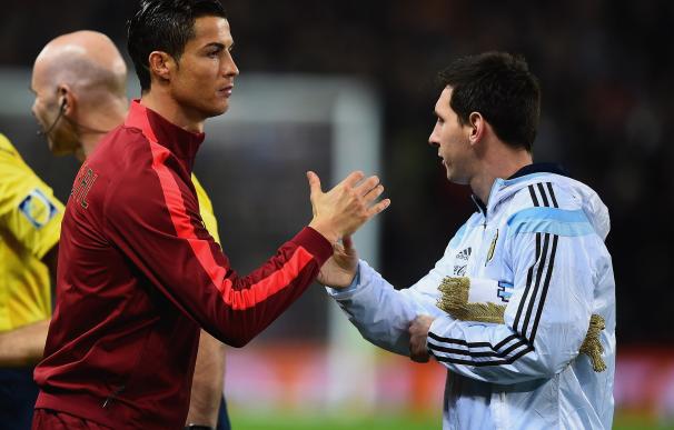 Cristiano Ronaldo (i) y Leo Messi (d)