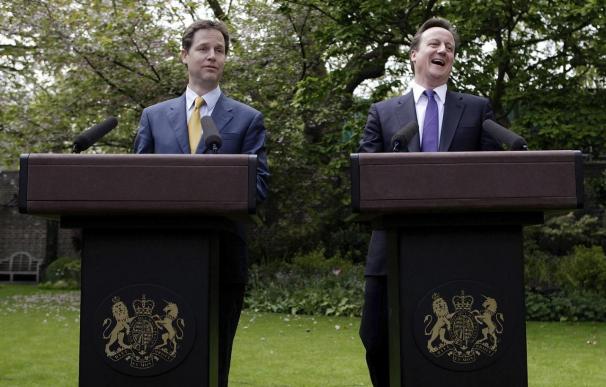 Cameron y Clegg admiten "riesgo" en la coalición