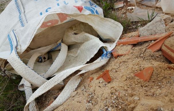 Encuentran varios perros muertos dentro de sacos en una escombrera de Mérida (Badajoz)