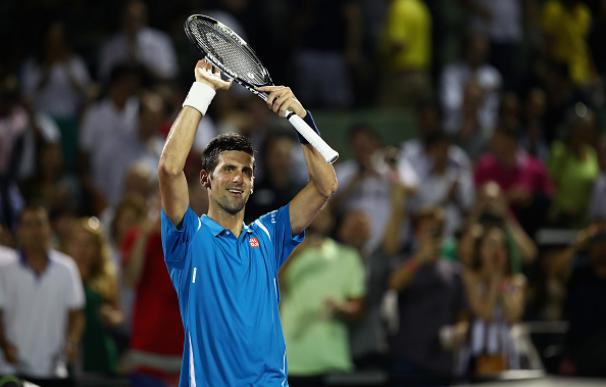 Djokovic hace magia en Miami metiéndose en el bolsillo una bola que cayó del cielo