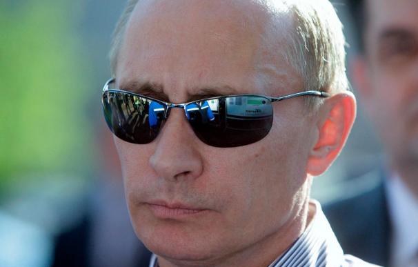 Putin visita una concentración de moteros en una Harley-Davidson