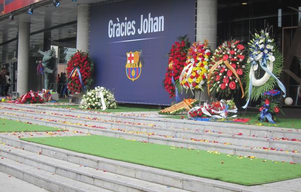 Miles de personas homenajean a la figura de Johan Cruyff en el Camp Nou