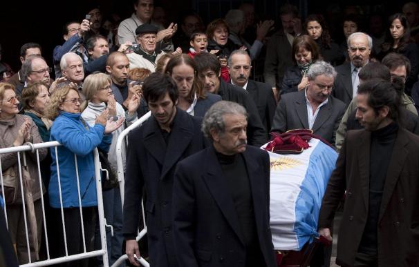 Familiares, amigos y admiradores dan el último adiós a Ernesto Sábato