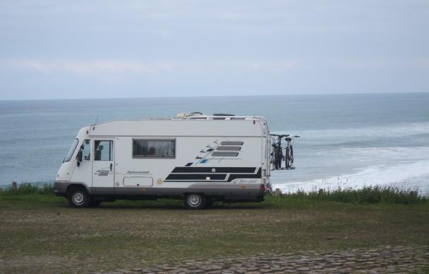 Turismo trabaja con los ayuntamientos para corregir la acampada ilegal de autocaravanas