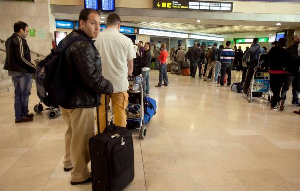 Cancelados 161 vuelos en los 8 aeropuertos españoles afectados hoy por el volcán