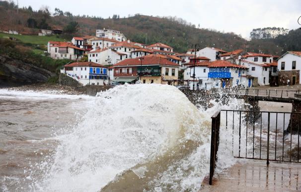 Asturias estará este domingo en alerta por viento y olas